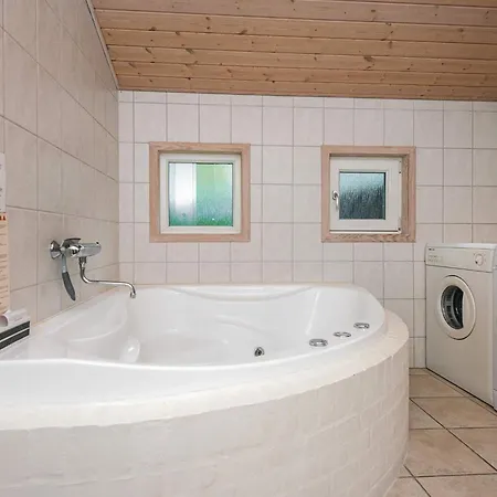 6 Person In Oksbol-by Traum